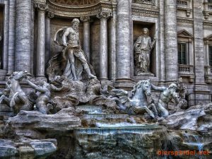 Der Trevi Brunnen - eine der bekanntesten Sehenswürdigkeiten Roms